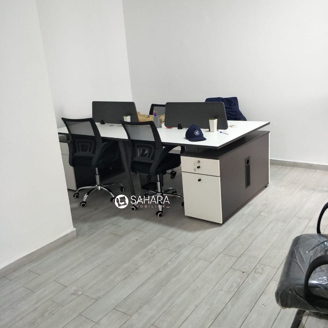 Plateau : Fabriqué en bois mélaminé d'une épaisseur de 19 mm, offrant une surface de travail durable et esthétique.